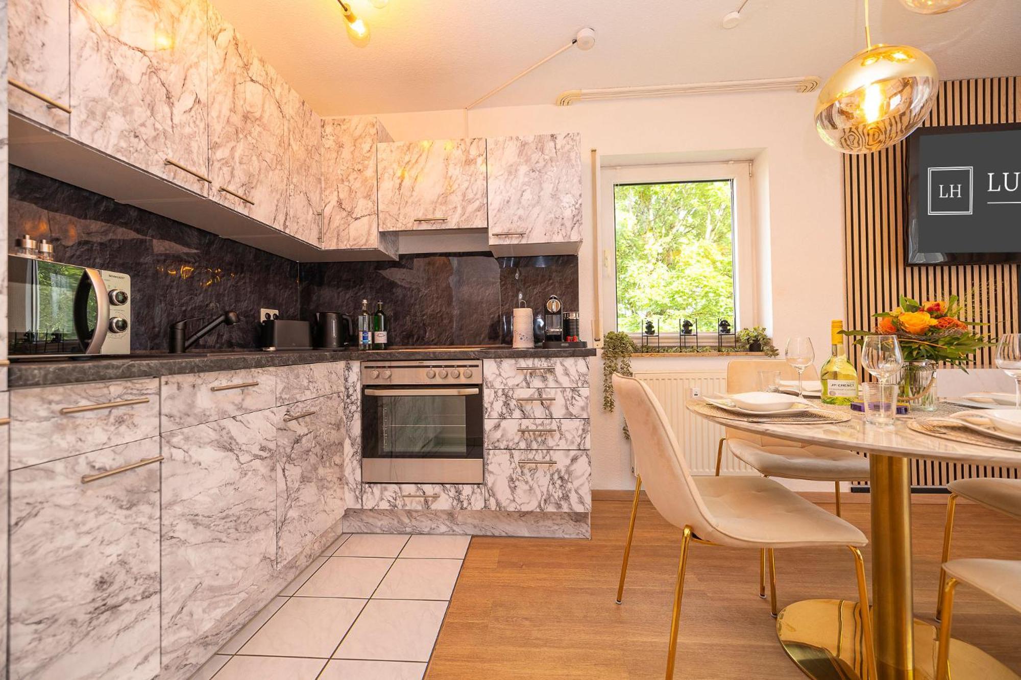 Luxx Home Bc, Zentral - Fuer 4 Personen - Balkon - Parken - Voll Ausgestattete Kueche Biberach an der Riß Esterno foto