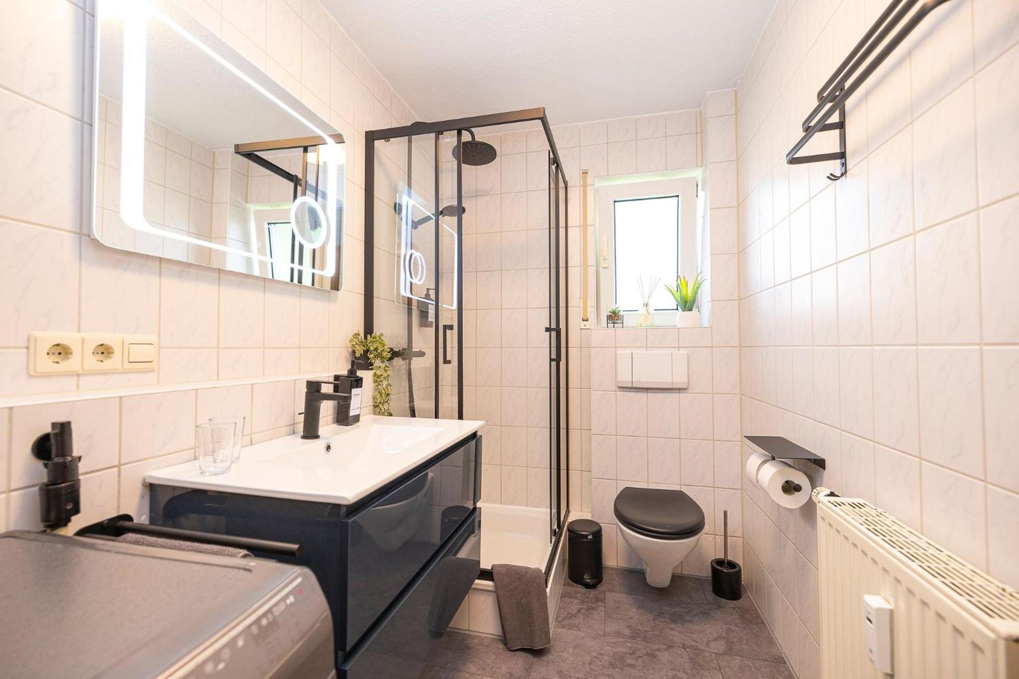 Luxx Home Bc, Zentral - Fuer 4 Personen - Balkon - Parken - Voll Ausgestattete Kueche Biberach an der Riß Esterno foto